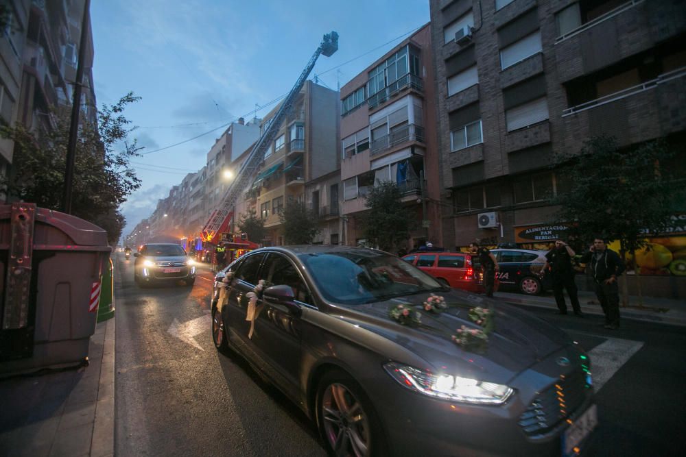 Los bomberos sofocan un incendio en Alicante