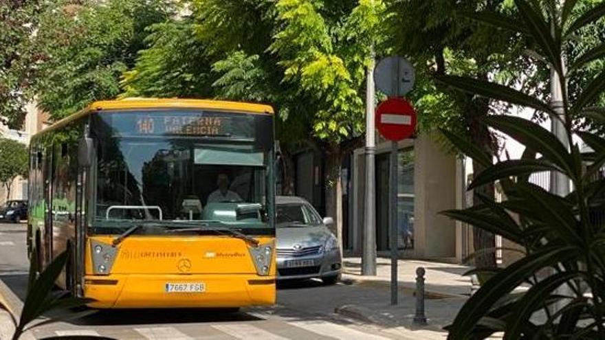 Autobús circulando por Paterna