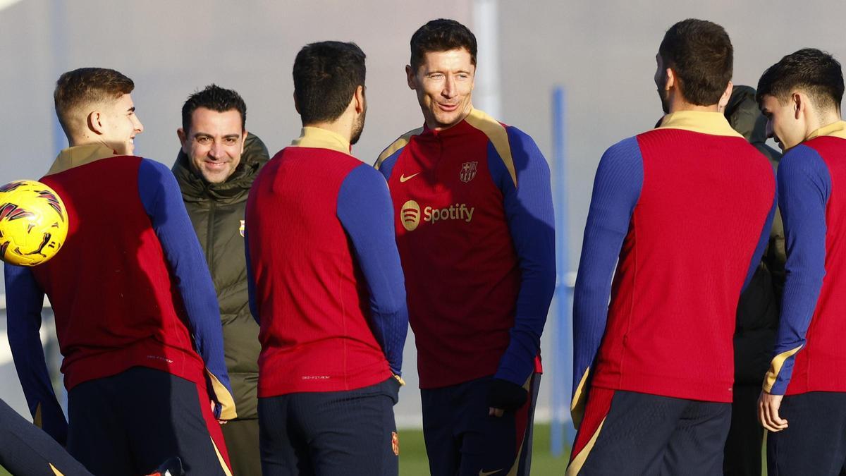 Xavi y Lewandowski, antes de que el Barça se enfrente al Betis en Sevilla.