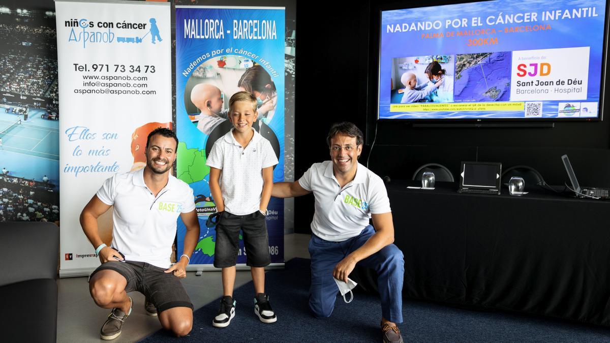 Marc Guitart y Alberto Lorente en la presentación de su proyecto &quot;Nadando por el cáncer infantil&quot;.