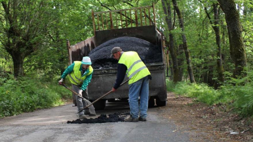 Un camión grúa, en una obra de rebacheo.