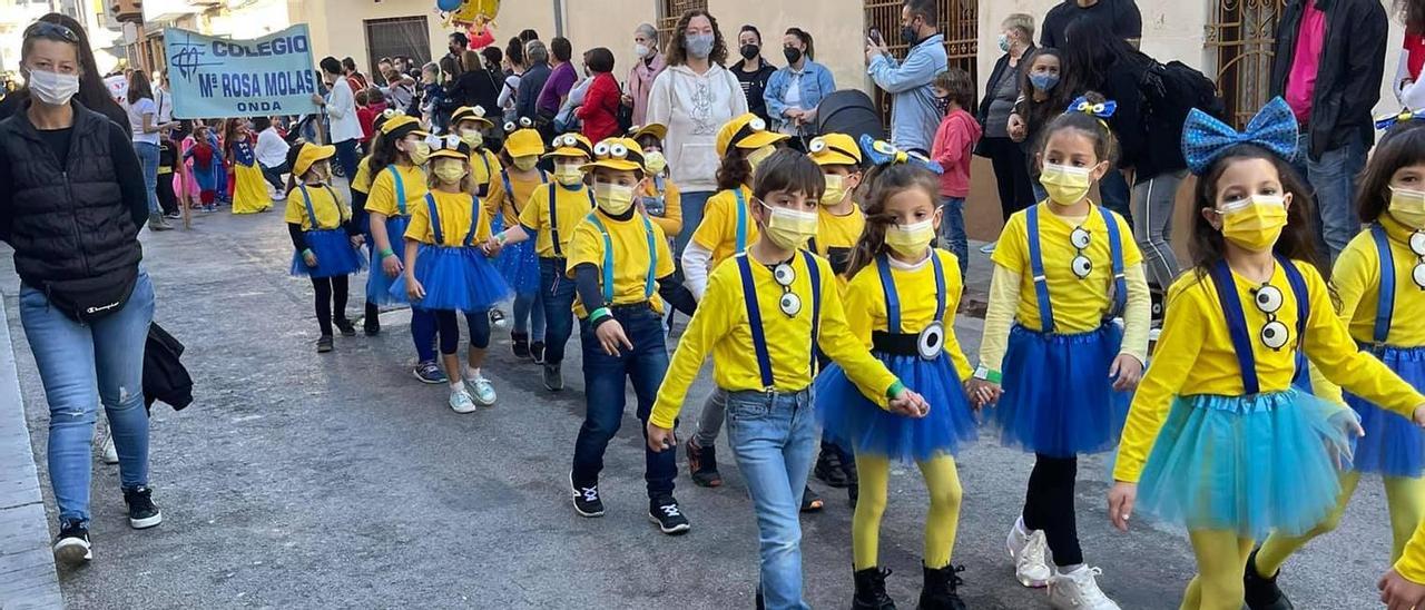 Un grupo de niños ha participado en el desfile ataviados como Minions.