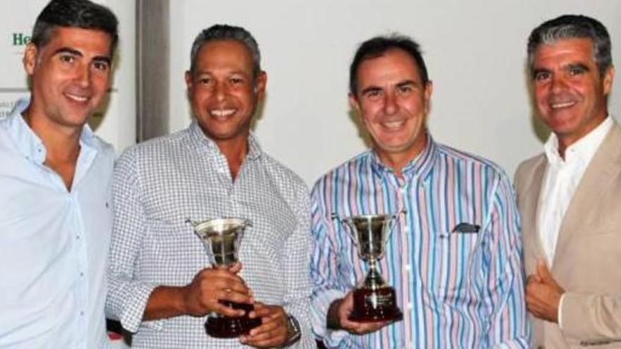 Entrega del premio a los ganadores, Francisco Javier Tomás y Rodrigo Castillo.