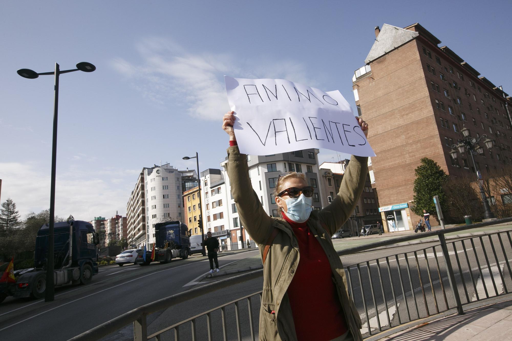 EN IMÁGENES: Los transportistas inundan las calles de Oviedo de camiones para visibilizar su protesta