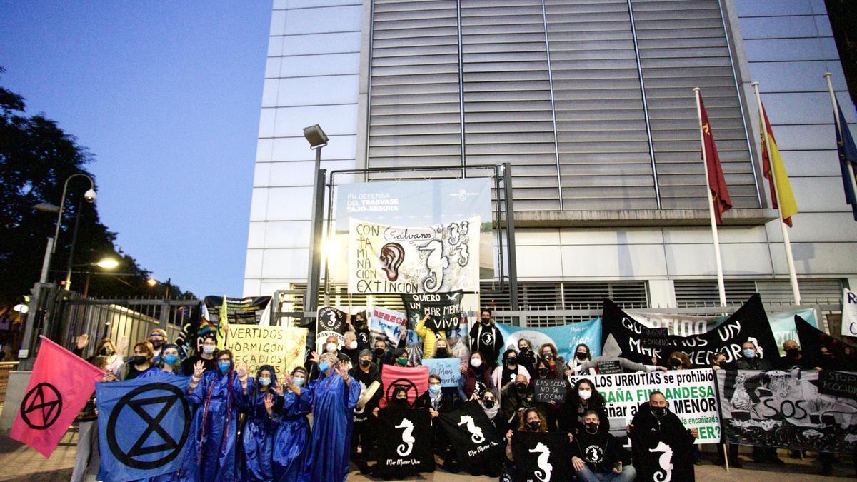 Colectivos vecinales y ecologistas en la protesta de ayer en la plaza Juan XXIII