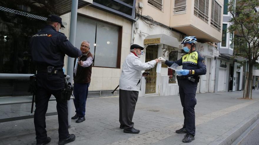 Reparto de mascarillas en Alicante