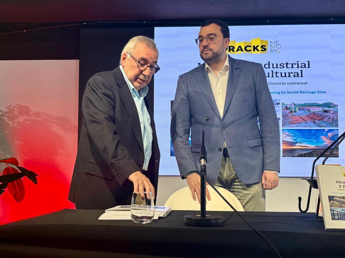 Álvarez Areces a la izquierda, y Adrián Barbón, en la presentación del libro "Meoria industrial y paisaje cultural"