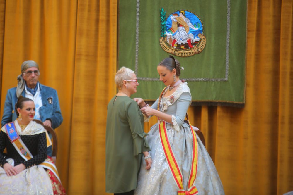 Intercambio de fotos con la fallera mayor e imposición de bunyols d'or