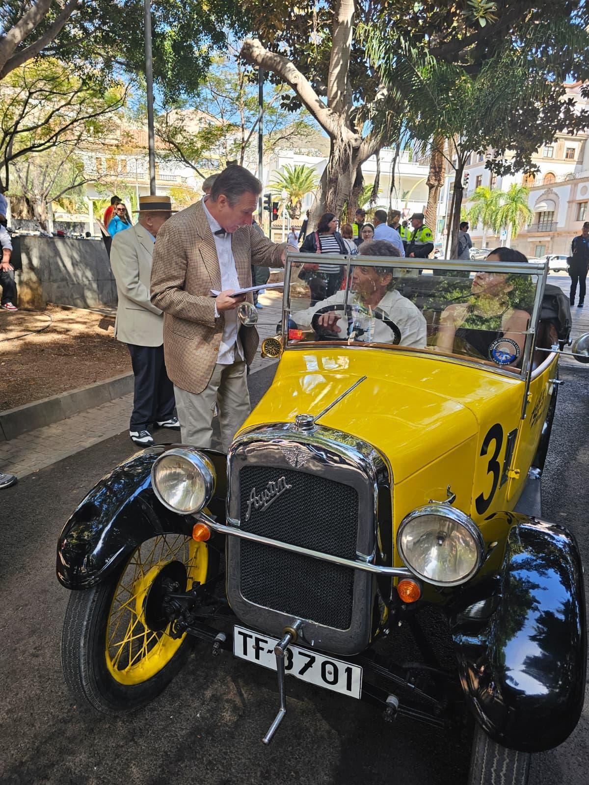 Así han paseado por Santa Cruz los coches antiguos y engalanados