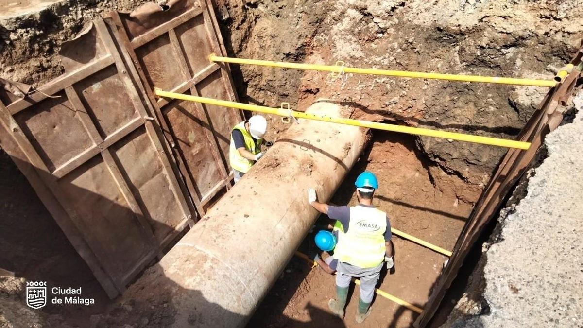 Tareas de reparación de una tubería de agua de Emasa en la avenida de la Aurora.