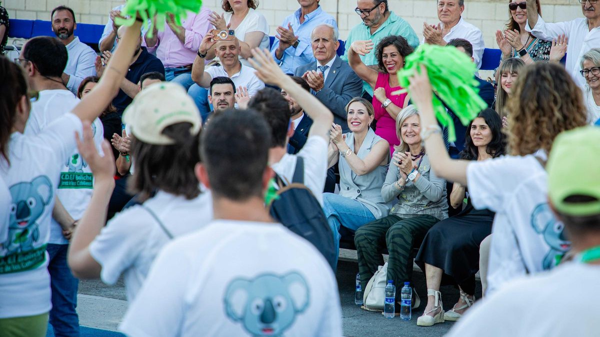 Las autoridades aplauden el paso de las delegaciones de deportistas participantes en los JEDES.