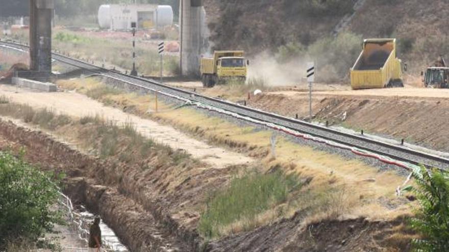 Obras del AVE en la provincia de Zamora, junto a la carretera de Coreses.