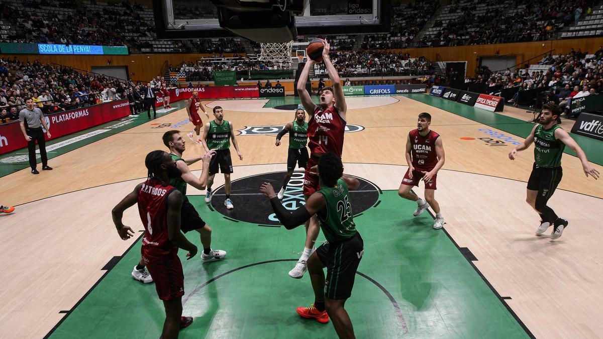 Dustin Sleva captura un rebote rodeado por rivales en el Joventut-UCAM Murcia