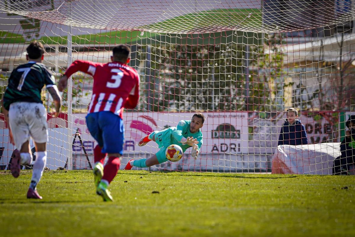 César Llera, del Don Benito, detiene un penalti.
