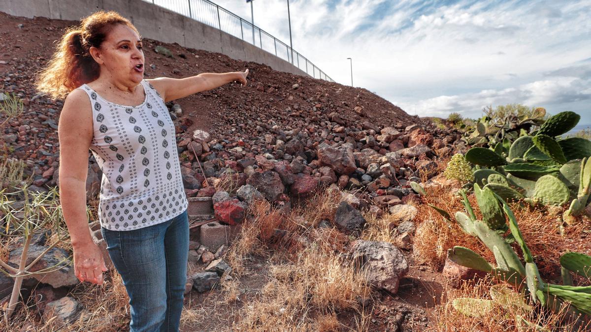 Guada González muetra la montaña de escombros que dejaron de la obra del acceso a la parte alta de El Suculum y que amenaza a las casas de tres familias.