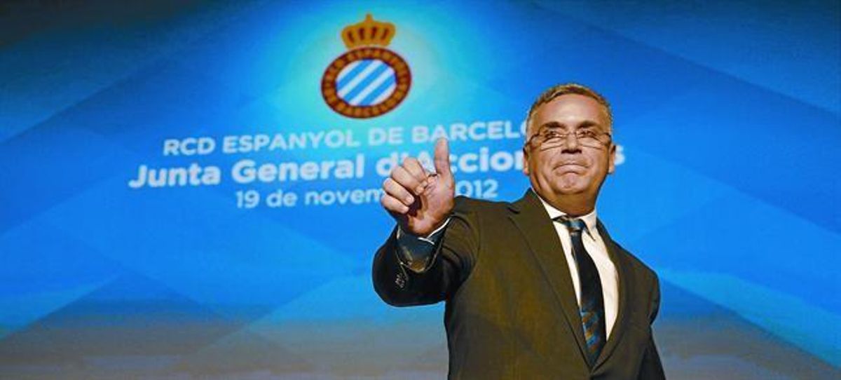 Collet aixeca el polzedesprés de ser proclamatnou president de l’Espanyol, ahir.