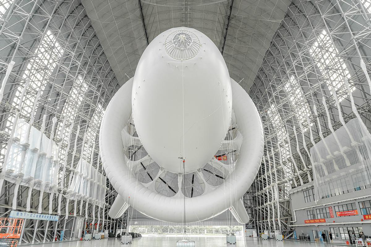 La estructura, dentro de un hangar