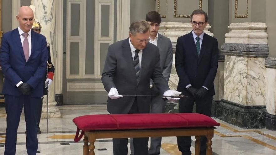 La Senyera y la Espada de Jaume I llegan al Salón de Cristal