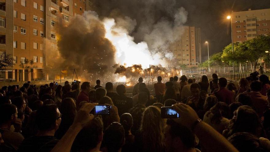 Las mascletás nocturnas de Alicante regresan en Vía Parc-Vistahermosa