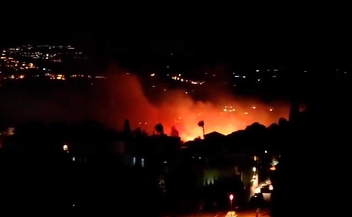 Vista del incendio iniciado en Mijas la noche del sábado.