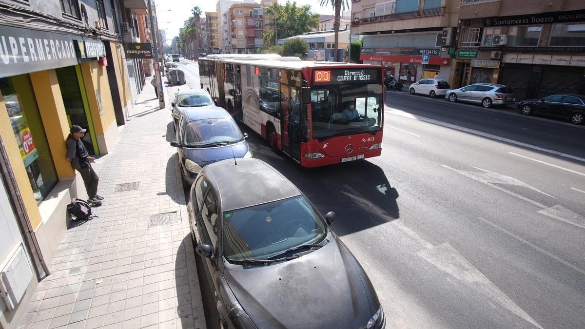 La inminente implantación del carril bus eliminará todo el aparcamiento en la avenida Aguilera