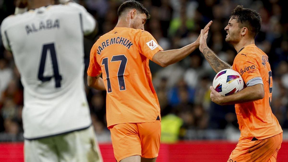 Yaremchuk felicita a Hugo Duro tras su gol en el Bernabéu