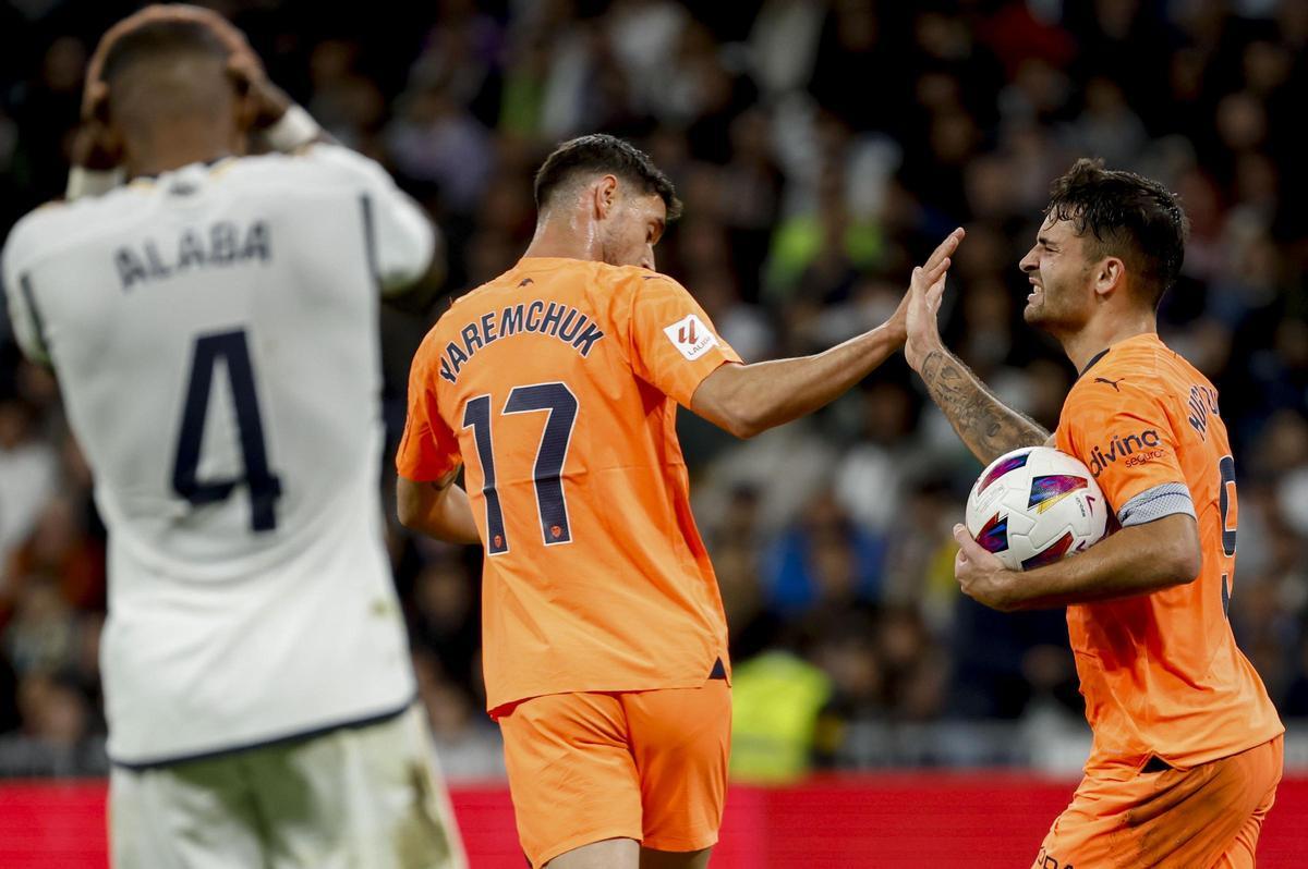 Yaremchuk felicita a Hugo Duro tras su gol en el Bernabéu