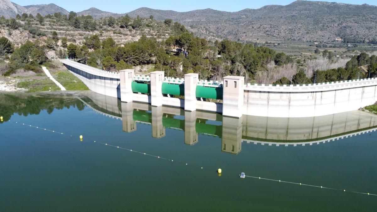 La presa de Beniarrés, vista desde el pantano que forma, con las tres compuertas que integran parte del sistema que se ha mejorado ahora.