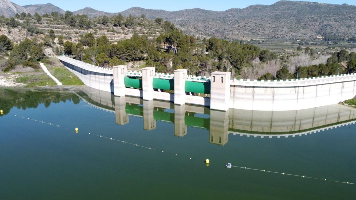 La presa de Beniarrés, vista desde el pantano que forma, con las tres compuertas que integran parte del sistema que se ha mejorado ahora.