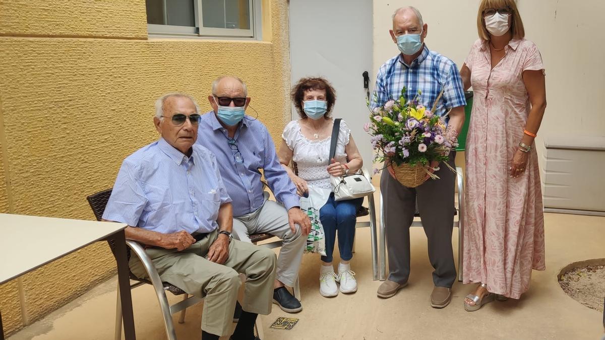 Mercé Pairó con homenajeado Domus Vi y familiares.