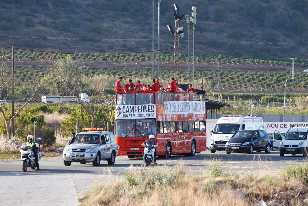 El Atlético Saguntino celebra el título de campeón por todo lo alto