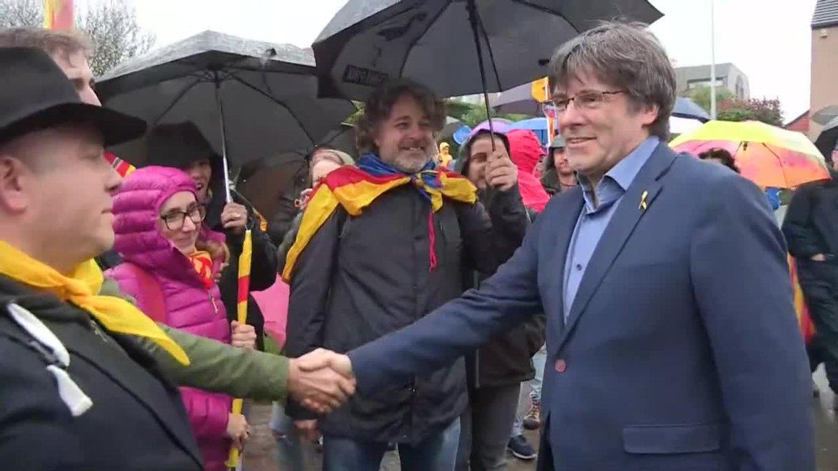 el expresidente carles puigdemont en waterloo saluda a los participantes de una marcha independentista hasta bruselas