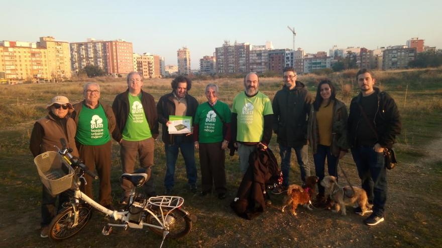 Representantes de la Plataforma Bosque Urbano Málaga, en una imagen del pasado año.