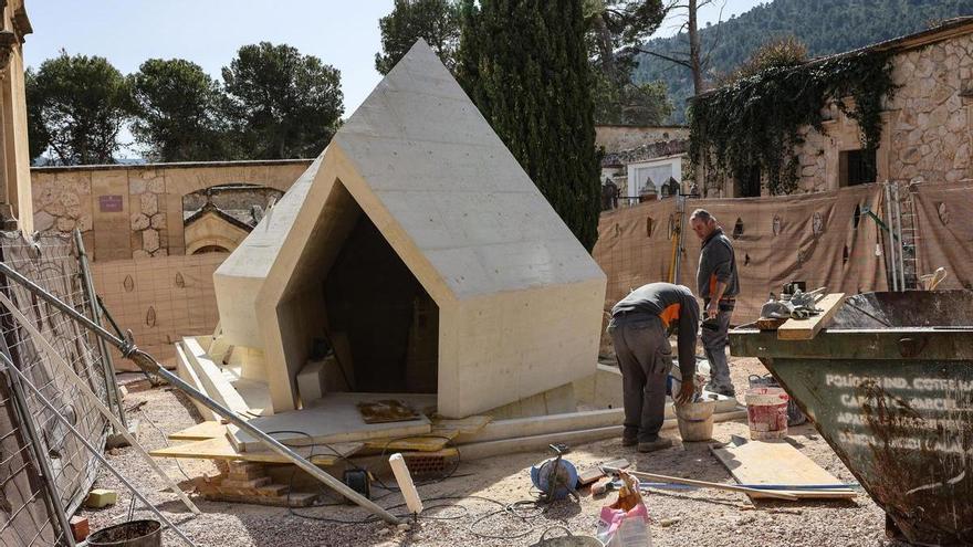 El mausoleo de Camilo Sesto en Alcoy: estructuras finalizadas sobre un estanque de agua