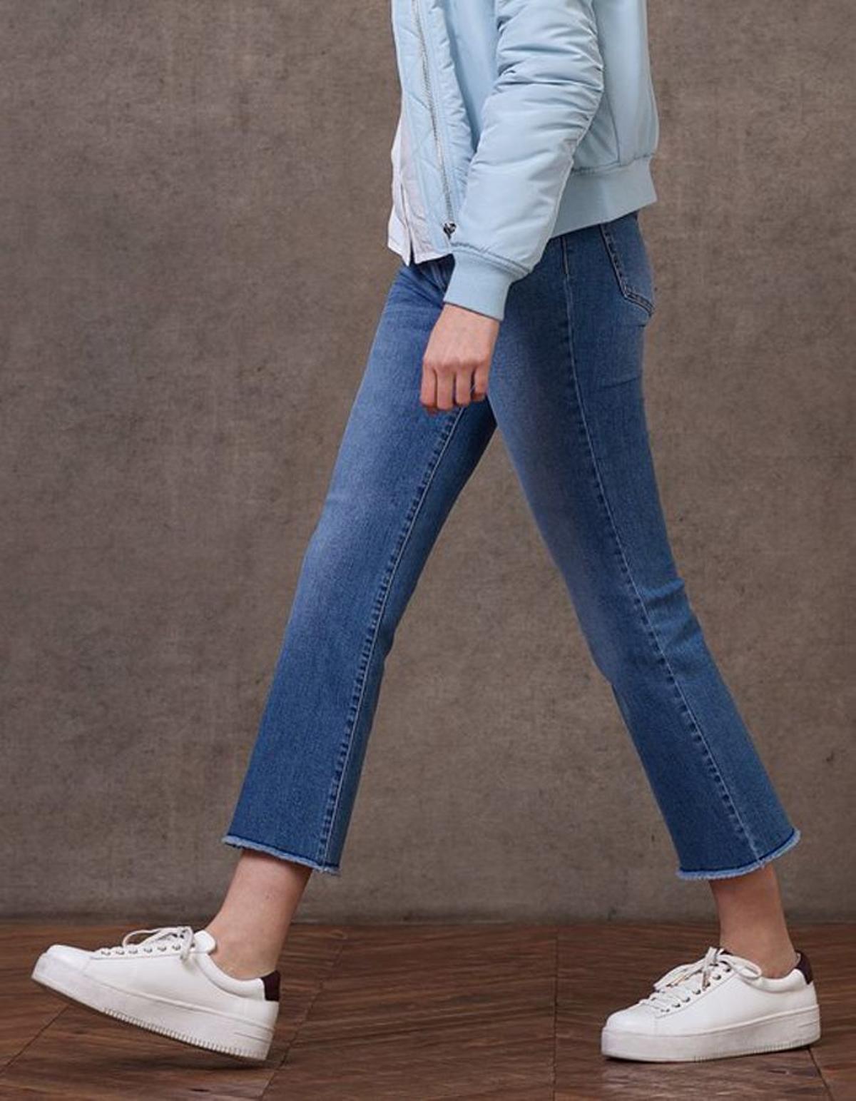 Jeans bootcut cropped flare de Stradivarius (25,95€)