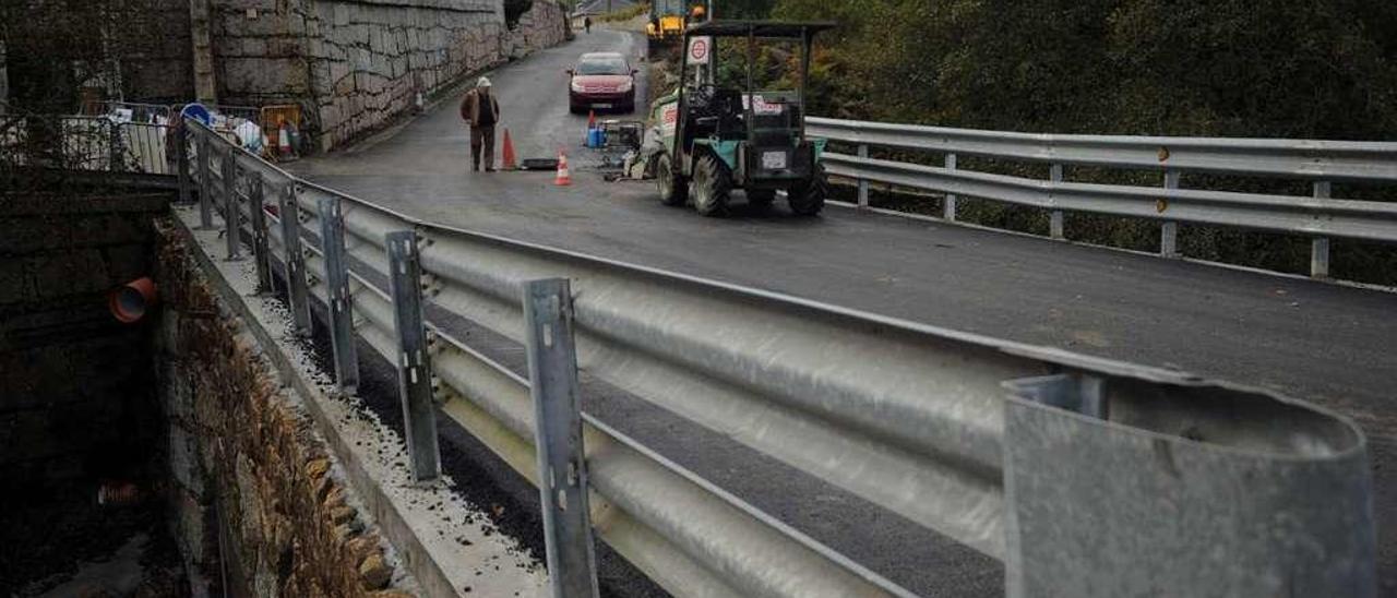 Reciente reapertura del puente de Axís, en Simes. // Iñaki Abella