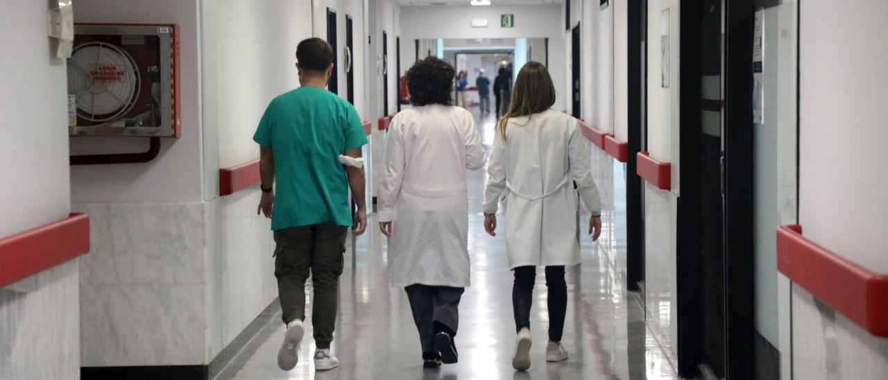 Personal sanitario en el Complexo Hospitalario de Santiago (CHUS).