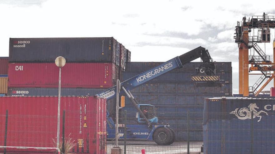 Una grúa en una de las dos terminales de contenedores del puerto de Santa Cruz de Tenerife.