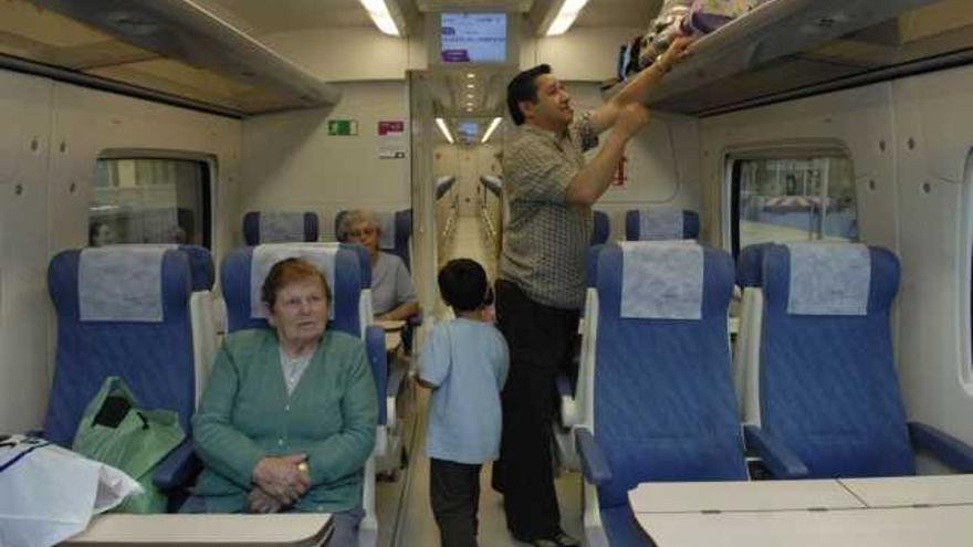 Interior de uno de los nuevos trenes de la serie 599 de Renfe que conectan A Coruña y Vigo. / fran martínez