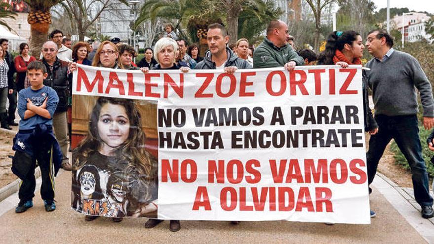 Decenas de personas, con el padre de Malén a la cabeza, durante una manifestación celebrada en abril para reclamar que se siguiera buscando a la menor.