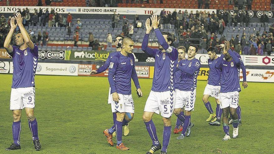 El Oviedo en su última visita a El Sadar en 2016. A la izquierda, Diego Cervero saluda a la afición azul.