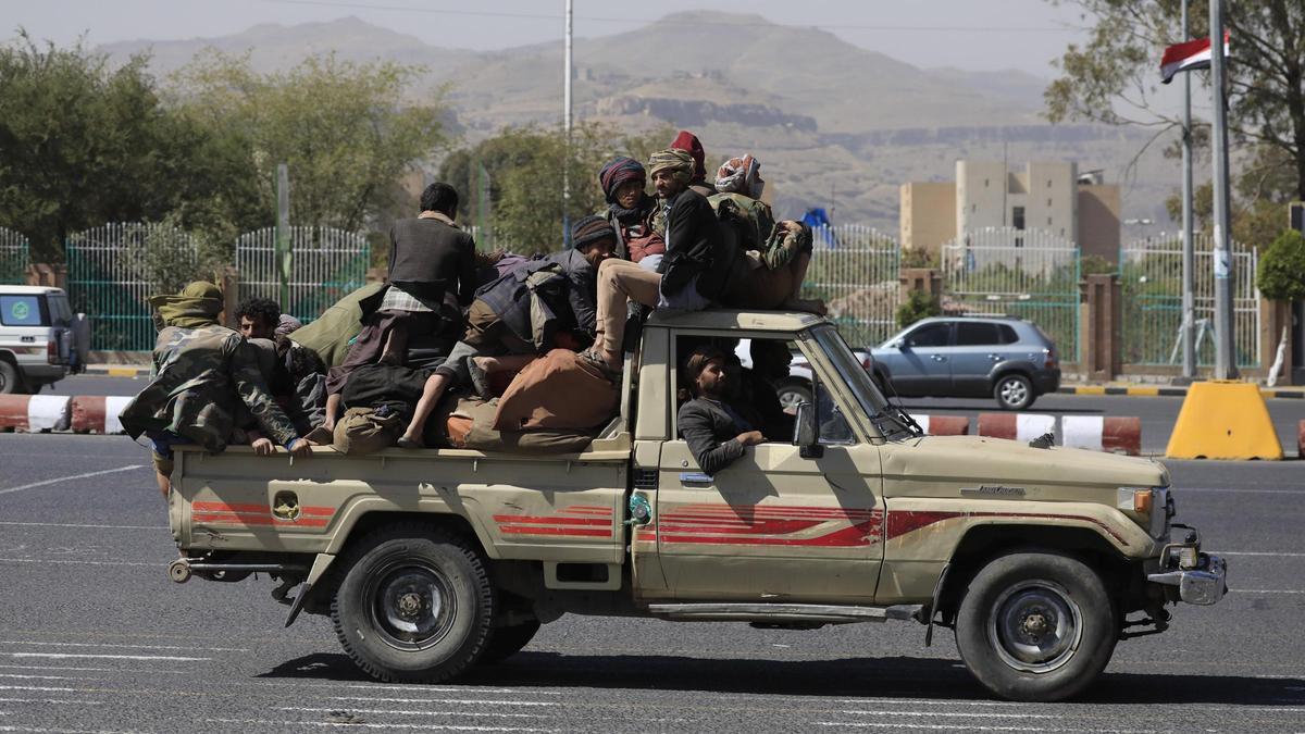 Rebeldes hutíes patrullan por las calles de la capital de Yemen.