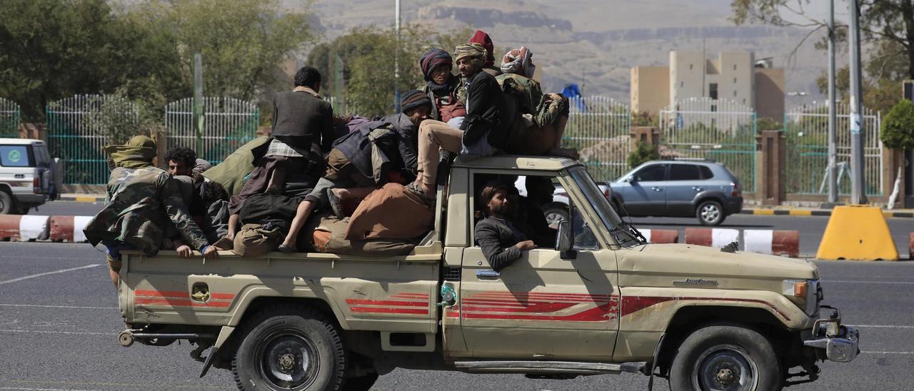 Rebeldes hutíes patrullan por las calles de la capital de Yemen.