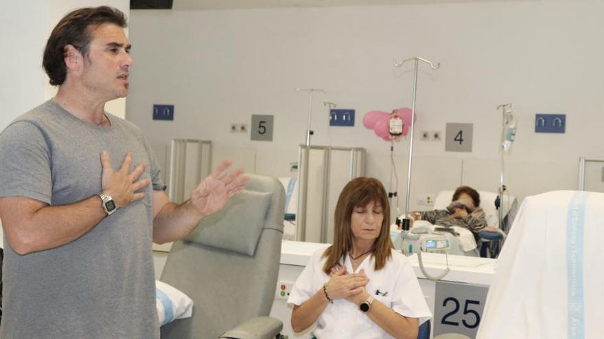 Yoga para una treintena de pacientes y profesionales del hospital de día oncológico