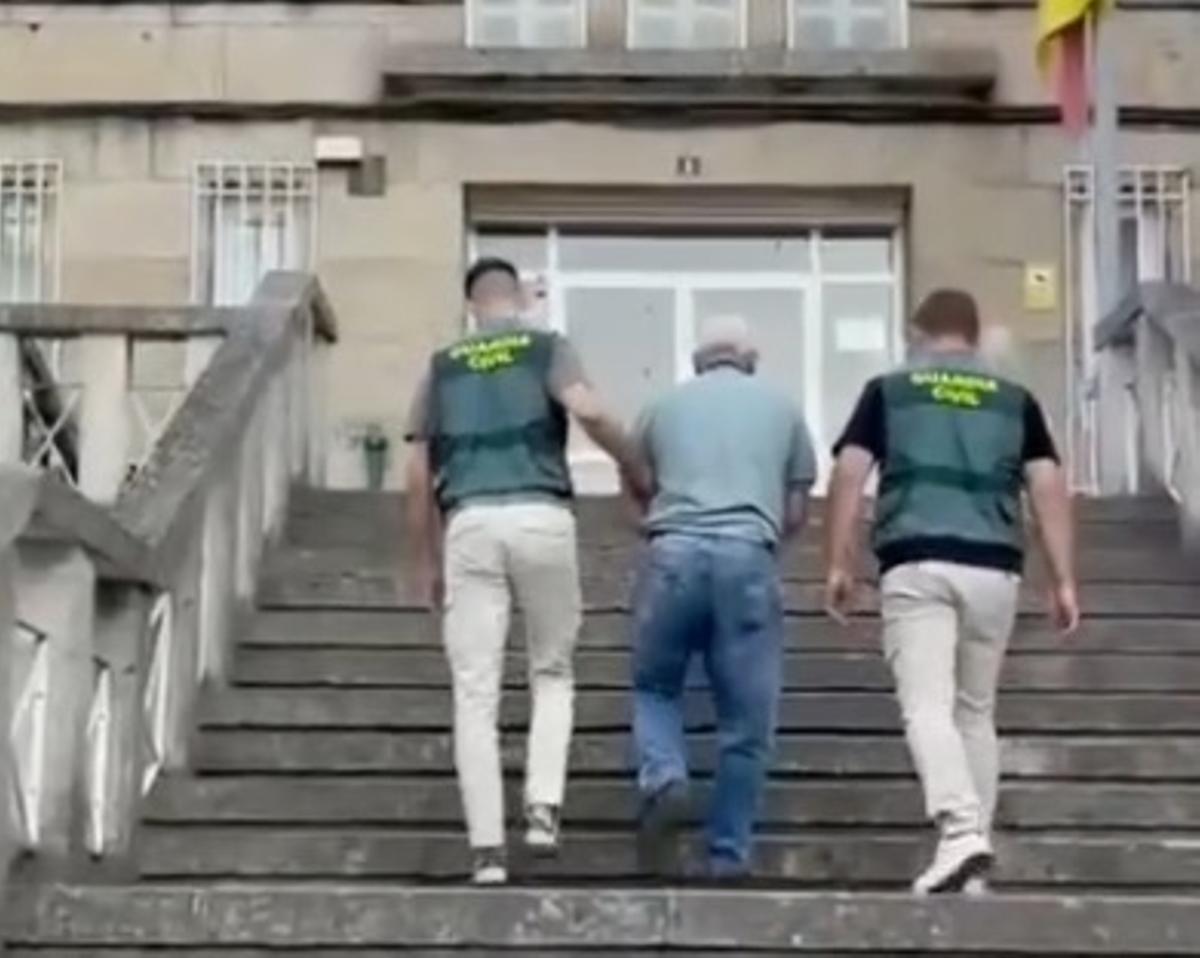 El presunto autor del incendio, de 63 años, conducido por agentes de la Guardia Civil al cuartel de Verín.