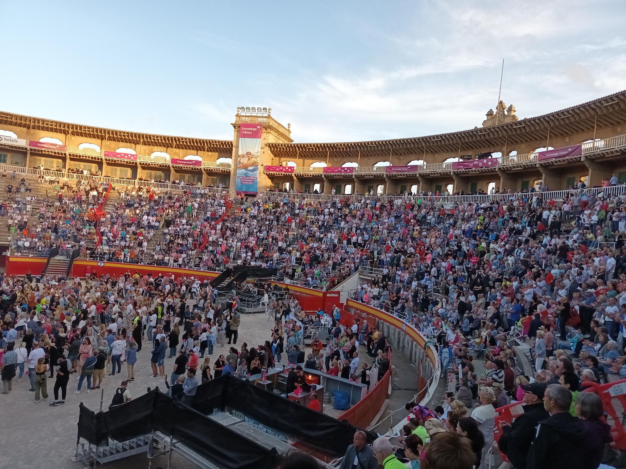 Etwa 3.000 Menschen sahen sich laut Veranstaltern das Event in der Stierkampfarena in Palma an.