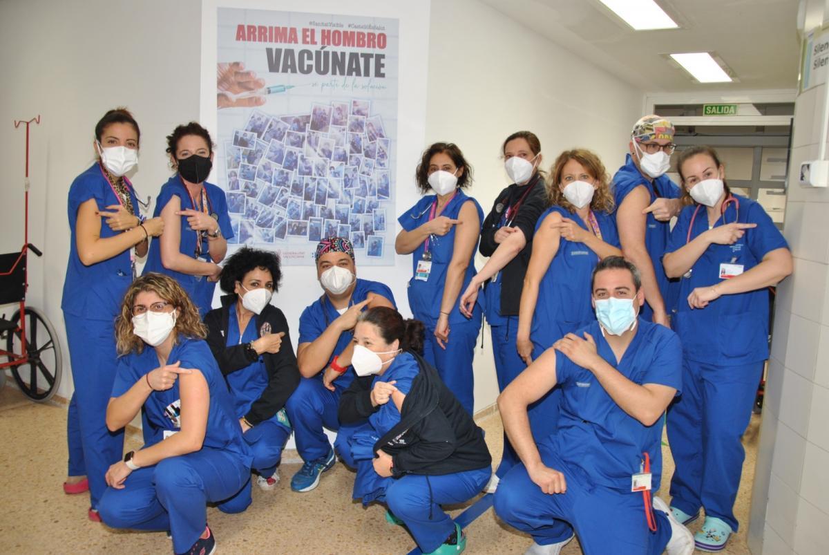 El equipo de Urgencias del Hospital General de Castelló se vacuna en pleno y avisa: "No se puede bajar la guardia, ni siquiera en Magdalena"