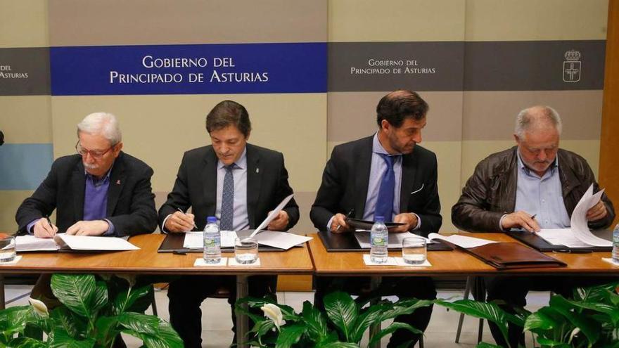 Justo Rodríguez Braga, Javier Fernández, Pedro Luis Fernández y Antonio Pino, ayer, en la firma de la concertación.