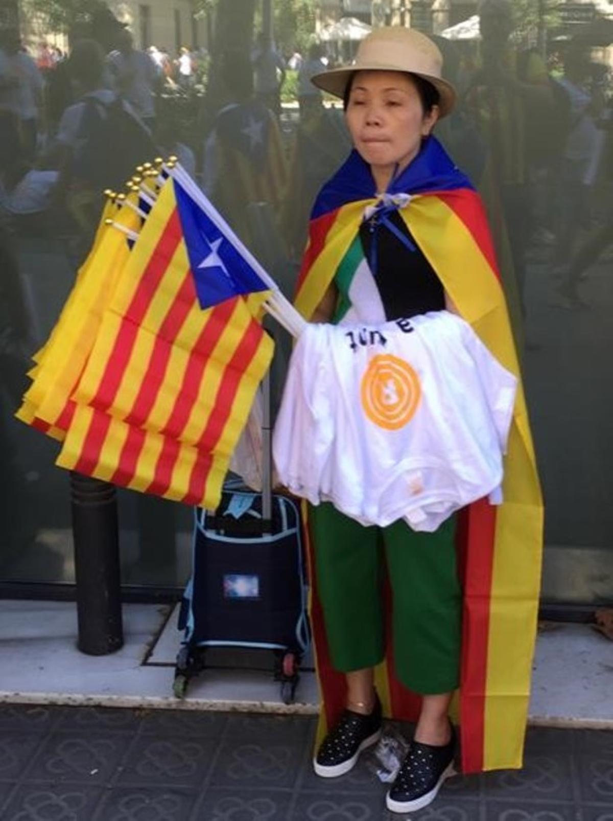 Un vendedor de camisetas y ’estelades’, dos horas antes de la manifestación de la Diada, en el paseo de Sant Joan de Barcelona.