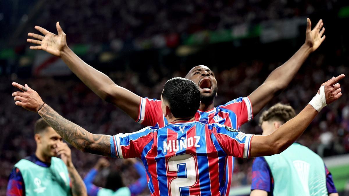 Mateta celebra junto a Muñoz el gol ante el Rayo Vallecano